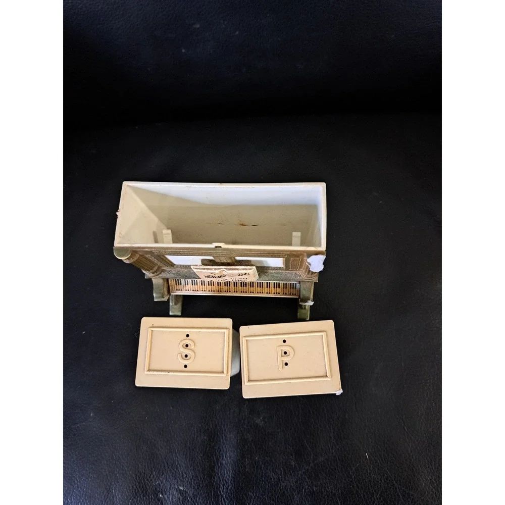 Vintage Davis Products MCM Plastic Piano salt and pepper shakers‎